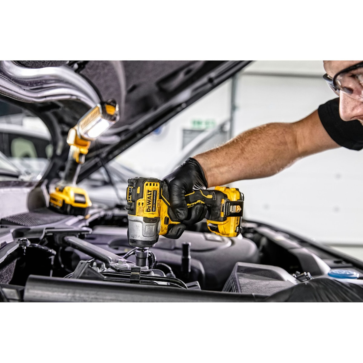 DeWALT DCF902D2-KR 12V Sub-Compact Impact Wrench - photo 4