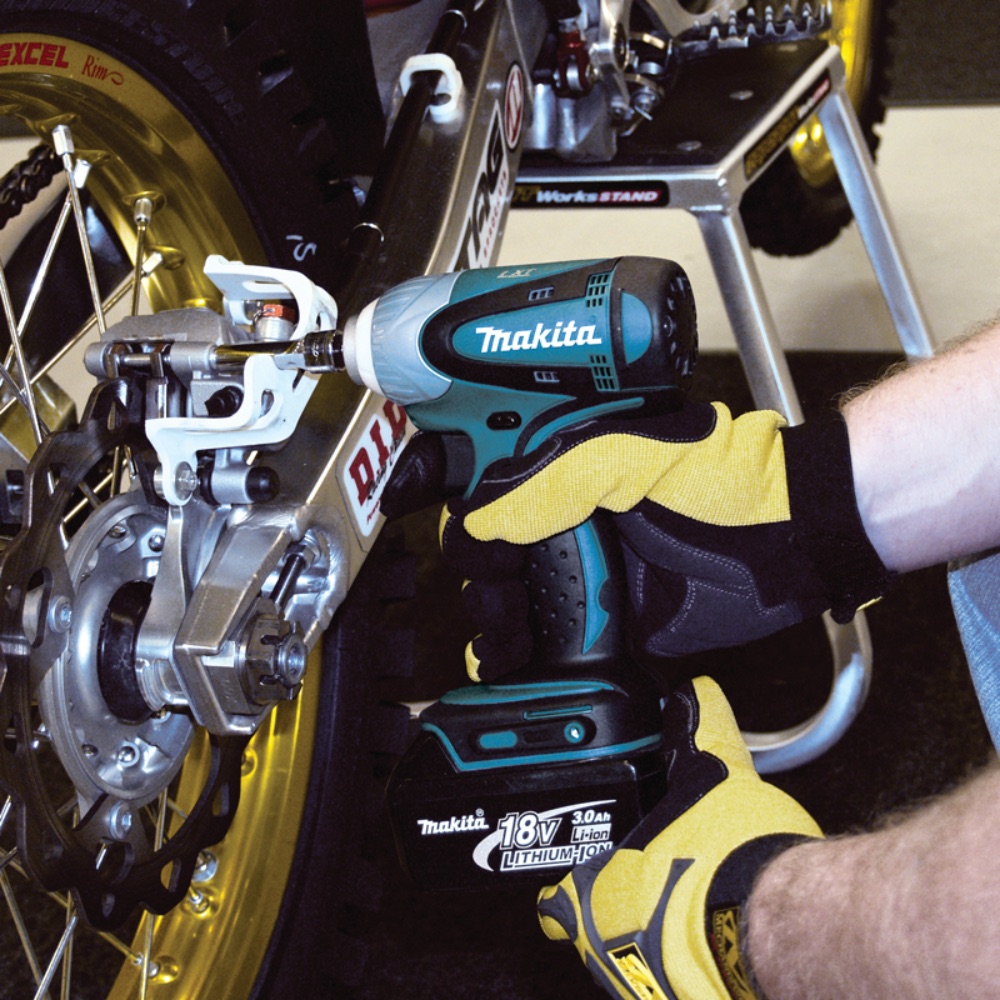 Makita DTW253RFE Cordless Impact Wrench - photo 3