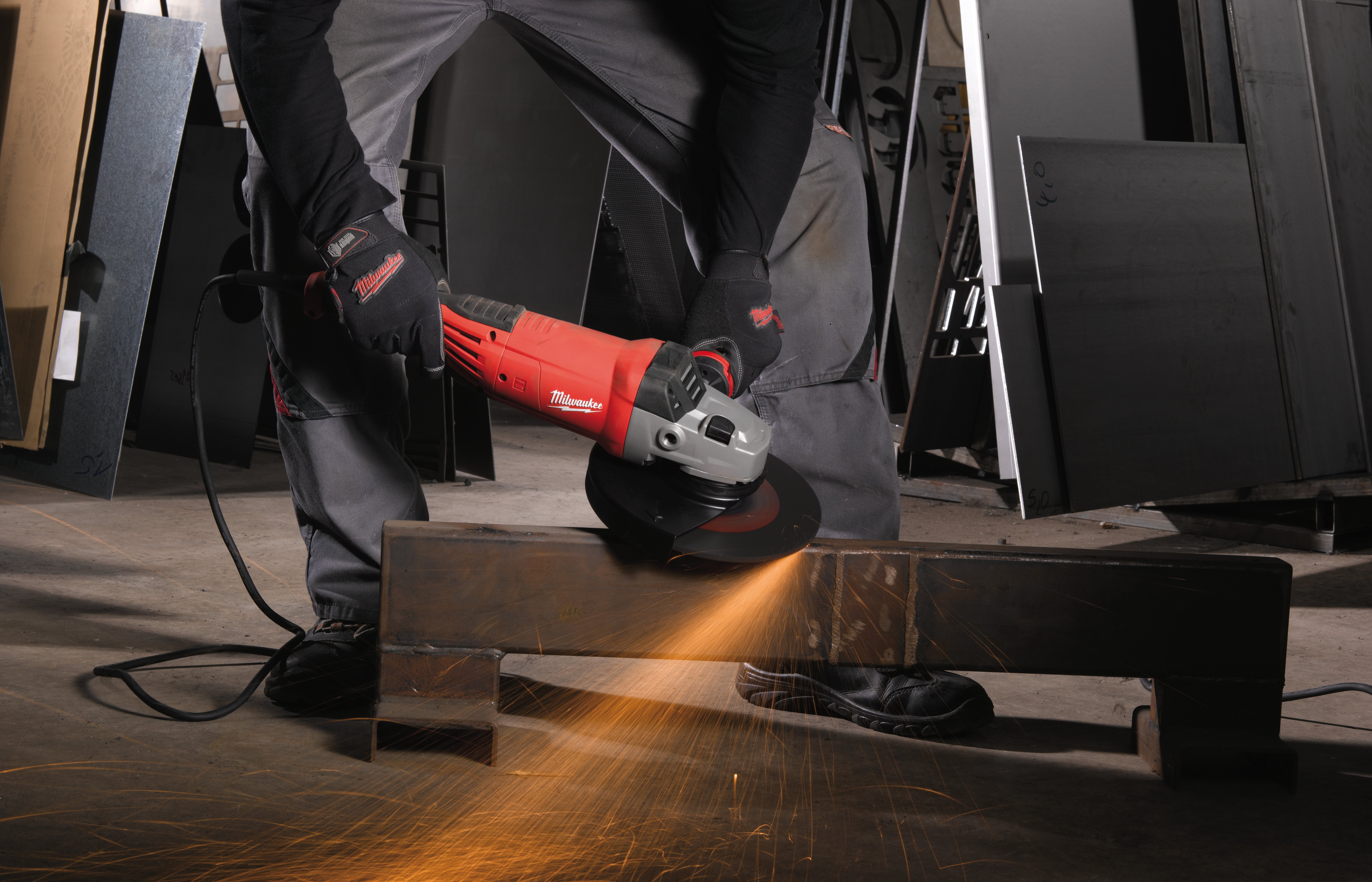 Milwaukee AGVK24-230EKDMS Agvk24-230ek Dms Angle Grinder In2