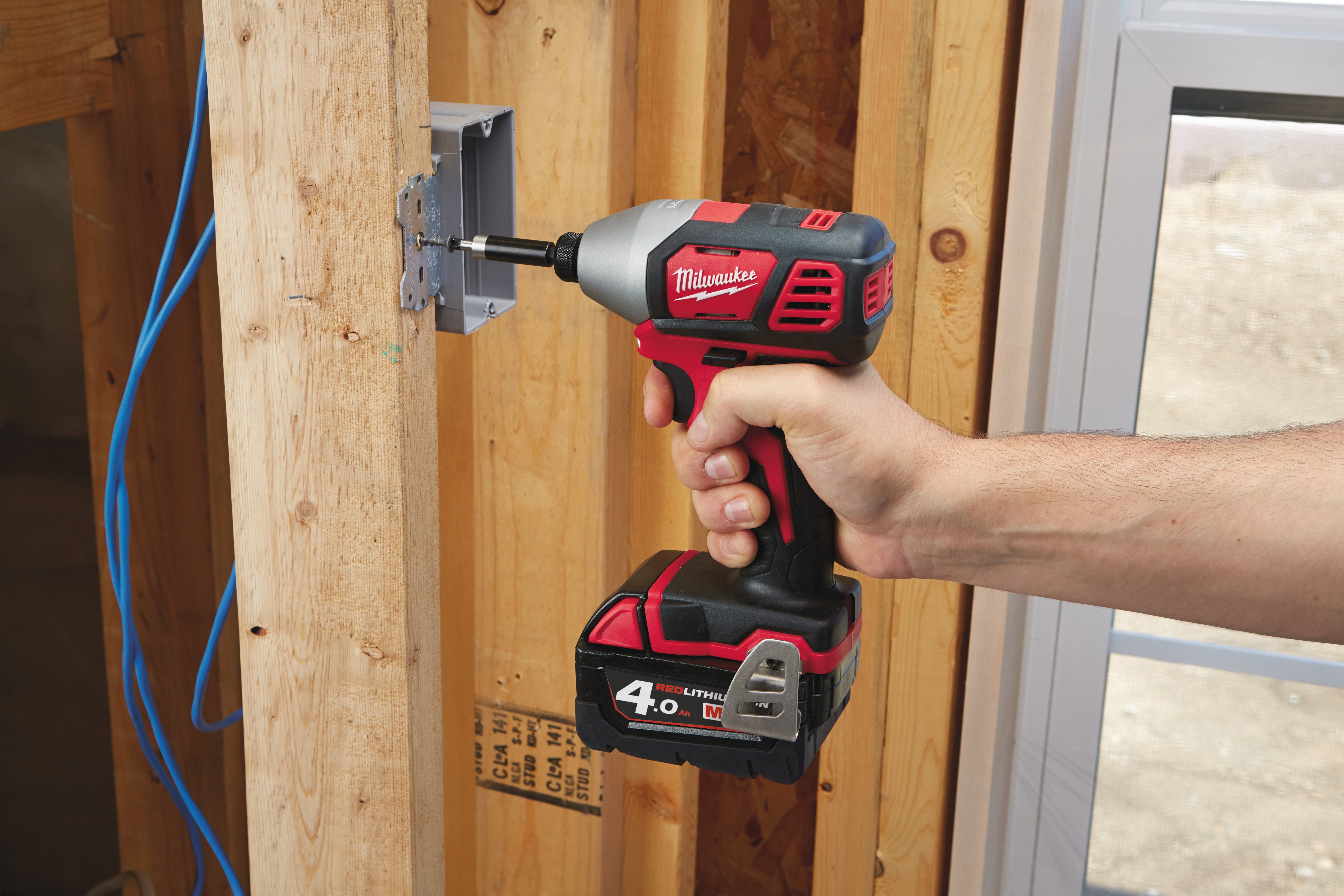 Milwaukee M18BID-402C 230V Bty.impact Driver In2 - photo 4
