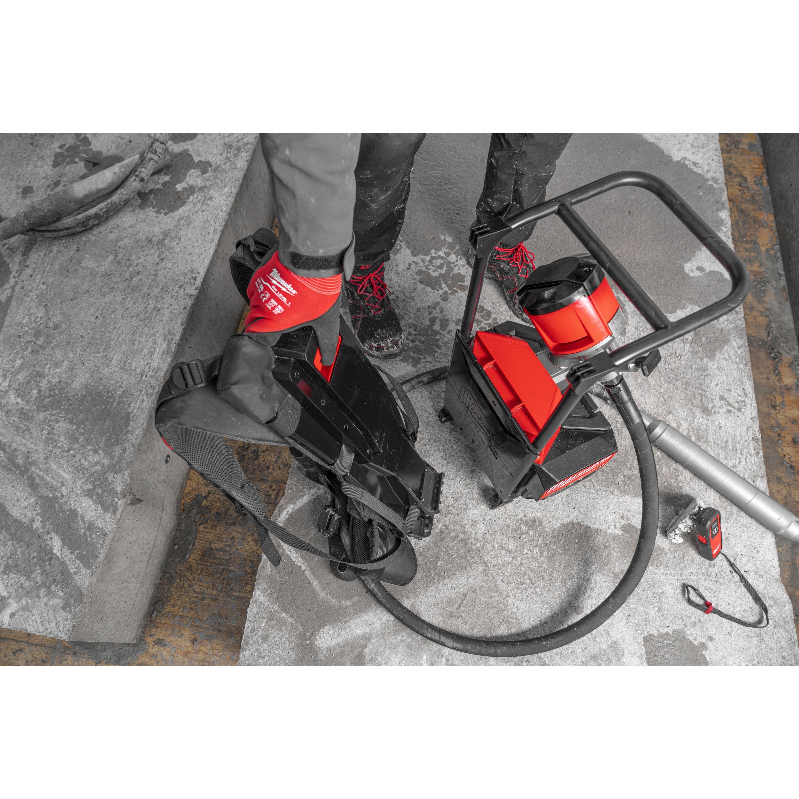 Milwaukee MXFCVBP-602 Mx Fuel Backpack Concrete Vibrator With 2 Batteries And Charger - Eu - photo 4