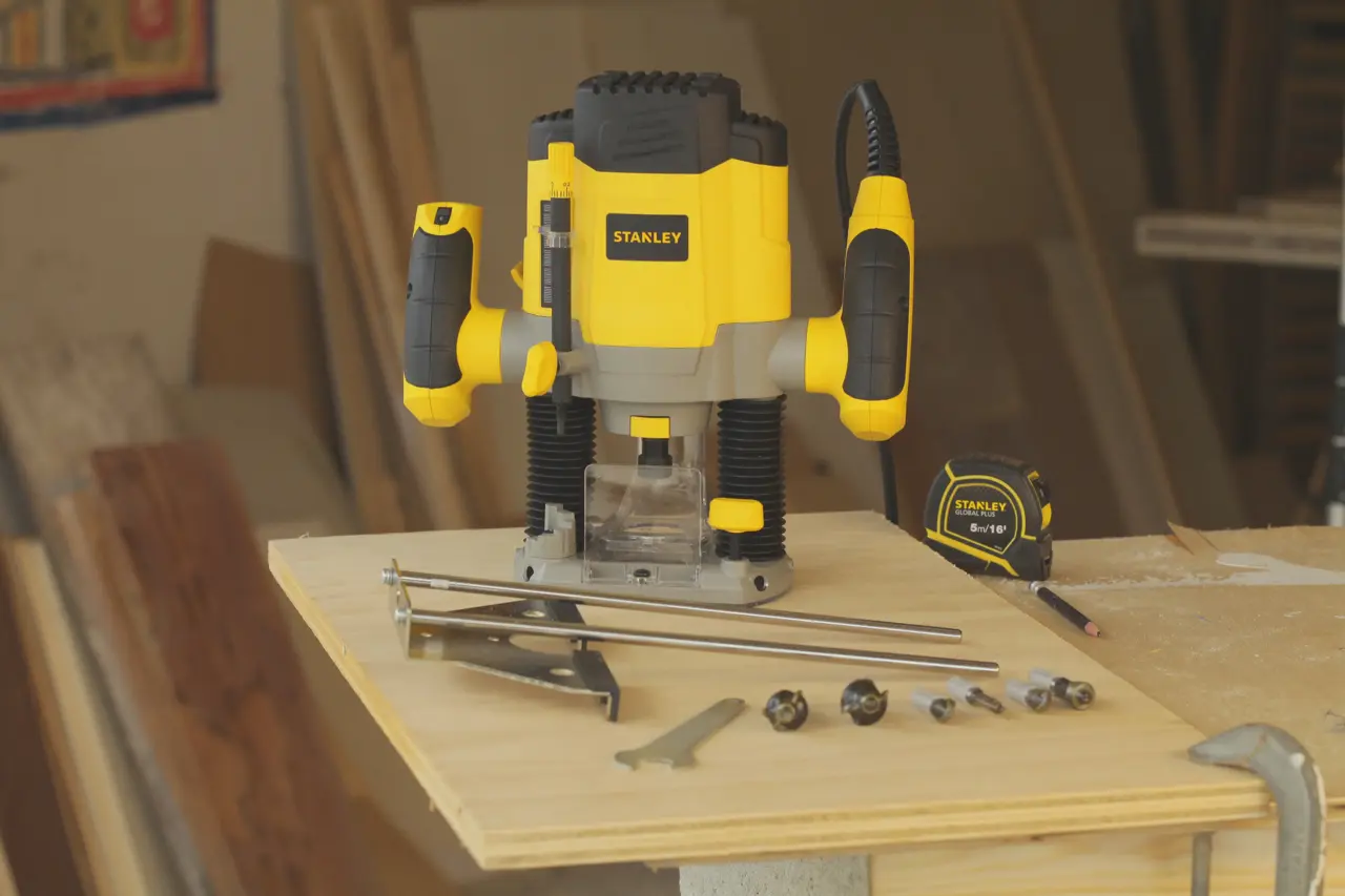 Stanley SRR1200-IN 1200W 8mm Variable Speed Plunge Router - photo 3