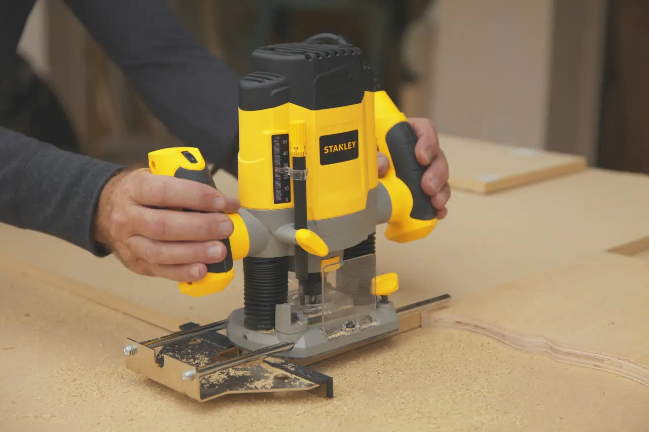 Stanley SRR1200-IN 1200W 8mm Variable Speed Plunge Router - photo 4